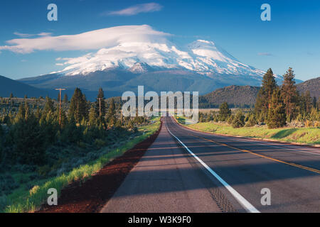 Route vers Monte et Shastina Shasta en Californie, États-Unis La route 97 dans le Nord de la Californie, cap au sud vers une montagne appelée Shasta Banque D'Images