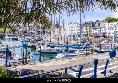 Dans le port des yachts amarrés en face de la ville, église St Peter Port, Guernsey, Channel Islands UK Banque D'Images