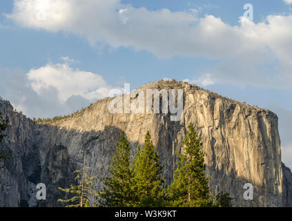 El Capitan photographié avant le coucher du soleil. Yosemite National Park, California, USA. Banque D'Images