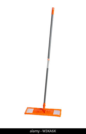 Avec Mop microfibre orange en plastique gris rag et poignée tubulaire isolé sur fond blanc Banque D'Images