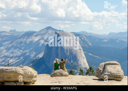 Demi Dôme vue sur Sentinel Dome. Yosemite National Park, California, USA. Banque D'Images