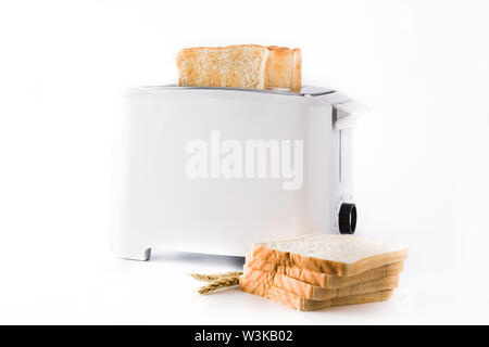 Griller le pain grillé au grille-pain blanc isolé sur fond blanc Banque D'Images