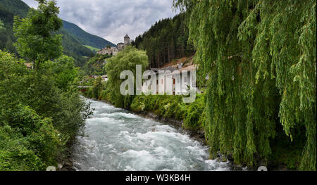 Torrent Aurino dans la Valle Aurina près de Brunico (BZ) avec le Château de Tures sur l'arrière-plan. Le Tyrol du Sud, Italie. Banque D'Images