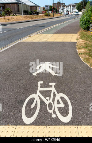 Seaton, Devon, Angleterre, Royaume-Uni. Juillet 2019. Peintes en blanc et le marquage indiquant un sentier pour piétons et cyclistes Banque D'Images