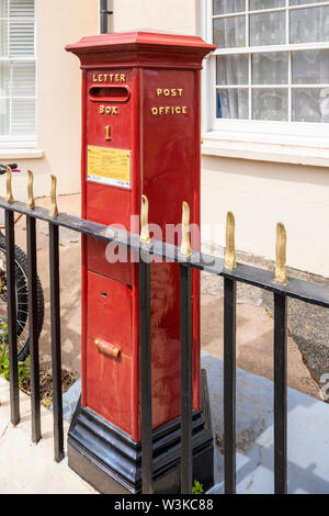 Le plus ancien Post box au Royaume-Uni (datant de 1852) encore en usage quotidien dans la rue Union Street, St Peter Port, Guernsey, Channel Islands UK Banque D'Images