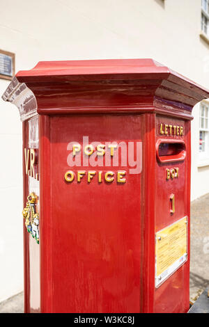 Le plus ancien Post box au Royaume-Uni (datant de 1852) encore en usage quotidien dans la rue Union Street, St Peter Port, Guernsey, Channel Islands UK Banque D'Images