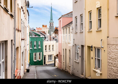 George Street, l'une des petites rues escarpées à St Peter Port, Guernsey, Channel Islands UK Banque D'Images