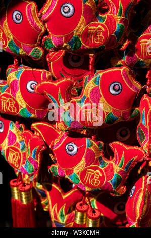 Singapour, Chinatown. Détail de textiles asiatiques souvenir typique de poisson rouge. Banque D'Images