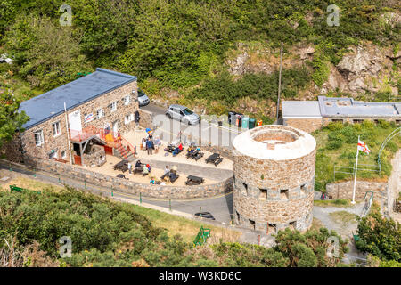 Depuis le sentier du littoral sur le thé et l'échappatoire napoléoniennes tour surplombant la baie du Petit Bot, Guernsey, Channel Islands UK Banque D'Images