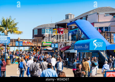 SAN FRANCISCO, CALIFORNIE, USA - 17 septembre 2018 : les visiteurs à pied sur la Jetée 39, les magasins et restaurants sur une journée ensoleillée Banque D'Images