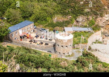 Depuis le sentier du littoral sur le thé et l'échappatoire napoléoniennes tour surplombant la baie du Petit Bot, Guernsey, Channel Islands UK Banque D'Images