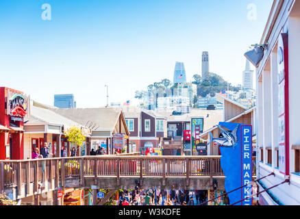 SAN FRANCISCO, CALIFORNIE, USA - 17 septembre 2018 : les visiteurs à pied sur la Jetée 39, les magasins et restaurants sur une journée ensoleillée. L'espace de copie pour le texte Banque D'Images