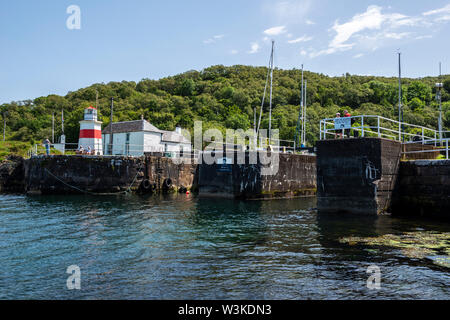 Vue extérieure de verrouillage (lock 15 mer) et phare de Crinan Canal Crinan sur village, Argyll and Bute, Ecosse, Royaume-Uni Banque D'Images