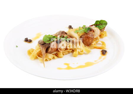 Fettuccine italienne garnie de boeuf stroganoff Banque D'Images