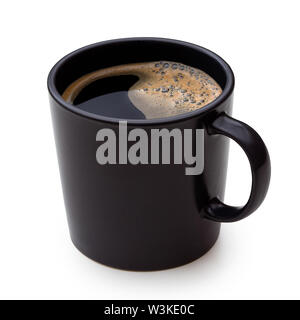 Café noir dans une tasse en céramique noir isolé sur blanc. Banque D'Images