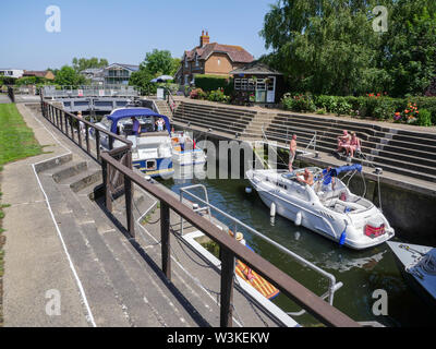 En utilisant de vieux bateaux de Windsor, l'été sur la Thames Path, Berkshire, Angleterre, RU, FR. Banque D'Images