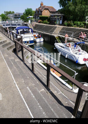 En utilisant de vieux bateaux de Windsor, l'été sur la Thames Path, Berkshire, Angleterre, RU, FR. Banque D'Images