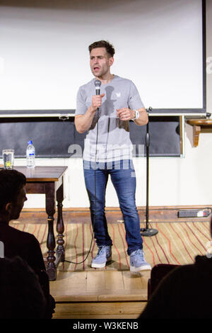 Northampton, Royaume-Uni. 14 juillet, 2019. Le comédien Simon Brodkin effectue le jour 2 de la Comédie 2019 Festival de l'humour de la Caisse à Northampton. Credit : SOPA/Alamy Images Limited Live News Banque D'Images