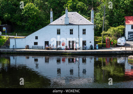 Crinan Café reflète dans les eaux calmes du bassin de Crinan à Crinan Canal Crinan sur village, Argyll and Bute, Ecosse, Royaume-Uni Banque D'Images