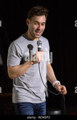 Northampton, Royaume-Uni. 14 juillet, 2019. Le comédien Simon Brodkin effectue le jour 2 de la Comédie 2019 Festival de l'humour de la Caisse à Northampton. Credit : SOPA/Alamy Images Limited Live News Banque D'Images