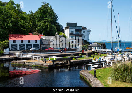 Blocage de la mer (15) avec verrouillage Crinan Hotel en contexte lors de Crinan Canal Crinan sur village, Argyll and Bute, Ecosse, Royaume-Uni Banque D'Images