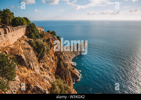 La côte d'Alanya avec de vieux murs du château au-dessus de la mer bleue, de la Turquie, Antalya district Banque D'Images