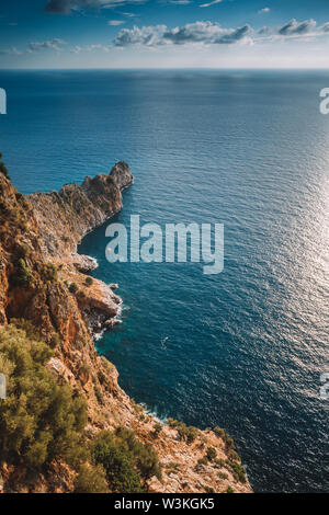 La côte d'Alanya avec de vieux murs du château au-dessus de la mer bleue, de la Turquie, Antalya district Banque D'Images