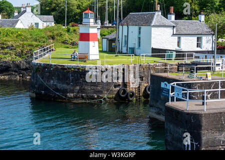 Vue extérieure de verrouillage (lock 15 mer) et phare de Crinan Canal Crinan sur village, Argyll and Bute, Ecosse, Royaume-Uni Banque D'Images