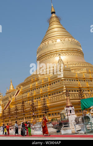 Le Myanmar, Bagan, Birmanie aka-Nyaung U. La Pagode Shwezigon ou Shwezigon Paya, temple bouddhiste. En forme de cloche birmane typique stupa. Banque D'Images