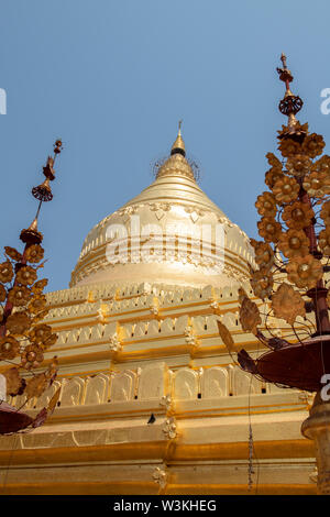 Le Myanmar, Bagan, Birmanie aka-Nyaung U. La Pagode Shwezigon Paya Shwezigon aka, temple bouddhiste. Détail de toit pagode d'or, typique en forme de cloche birmane st Banque D'Images