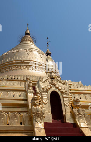 Le Myanmar, Bagan, Birmanie aka-Nyaung U. La Pagode Shwezigon Paya Shwezigon aka, temple bouddhiste. Détail de toit pagode d'or, typique en forme de cloche birmane st Banque D'Images