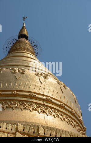 Le Myanmar, Bagan, Birmanie aka-Nyaung U. La Pagode Shwezigon Paya Shwezigon aka, temple bouddhiste. Détail de toit pagode d'or, typique en forme de cloche birmane st Banque D'Images