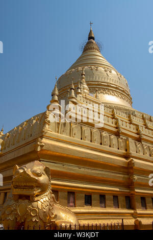 Le Myanmar, Bagan, Birmanie aka-Nyaung U. La Pagode Shwezigon Paya Shwezigon aka, temple bouddhiste. Détail de toit pagode d'or, typique en forme de cloche birmane st Banque D'Images