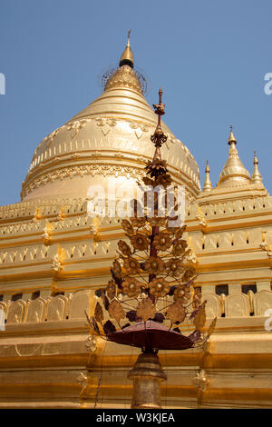 Le Myanmar, Bagan, Birmanie aka-Nyaung U. La Pagode Shwezigon Paya Shwezigon aka, temple bouddhiste. Détail de toit pagode d'or. Banque D'Images