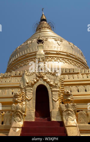 Le Myanmar, Bagan, Birmanie aka-Nyaung U. La Pagode Shwezigon Paya Shwezigon aka, temple bouddhiste. Détail de toit pagode d'or, temple typiques Birmans. Banque D'Images