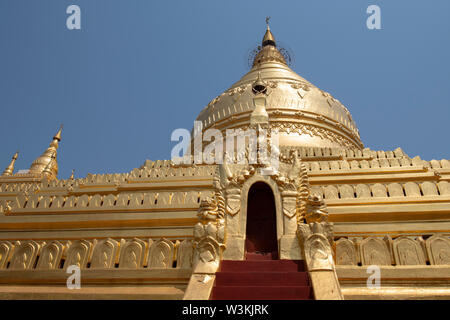 Le Myanmar, Bagan, Birmanie aka-Nyaung U. La Pagode Shwezigon Paya Shwezigon aka, temple bouddhiste. Détail de toit pagode d'or, temple typiques Birmans. Banque D'Images