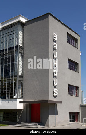 Inscrivez-vous sur le bâtiment du Bauhaus à Dessau, Allemagne. Le caractère a été conçu par Herbert Bayer. Banque D'Images