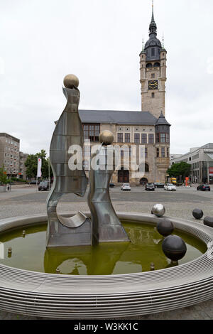 Fontaine en face de l'Hôtel de ville (Rathaus) à Dessau, Allemagne. La sturcture domine le marché entre Zerbster Strasse. Banque D'Images