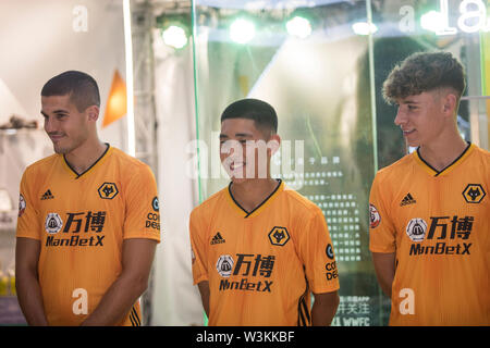 Les joueurs de Wolverhampton Wanderers F.C. de champions de la Ligue anglaise posent au cours de la cérémonie de lancement d'un nouveau magasin à Shanghai du loup avant de l'Asie en Premier League Trophy 2019 contre Newcastle United F.C. à Shanghai, Chine, le 15 juillet 2019. Les loups' marque nouveau magasin à Shanghai a été officiellement ouverte à la foule des centaines de fans chinois. Banque D'Images