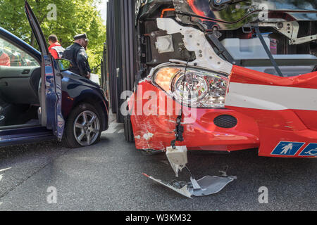 Hamburg City Bus après crash avec voiture Banque D'Images