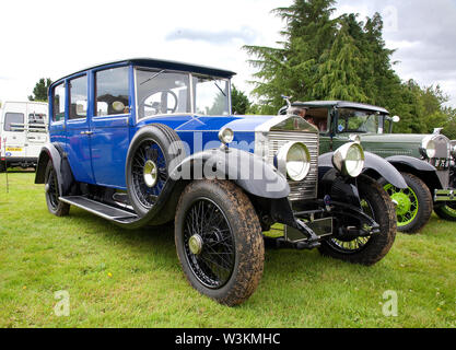 Vue avant d'un spectacle bleu vintage Rolls Royce lors d'une réunion automobile classique au Pays de Galles, au Royaume-Uni Banque D'Images