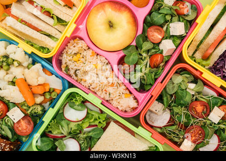 Vue rapprochée de boîtes à lunch avec des aliments colorés Banque D'Images