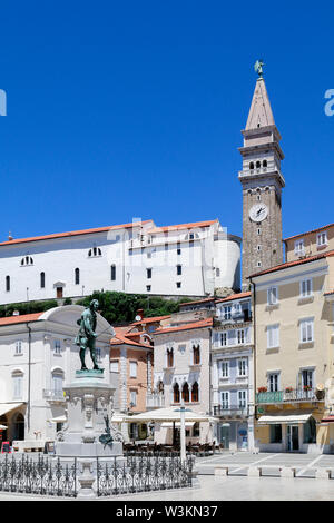Vue sur la place Tartini Piran en Slovénie, y compris le mémorial de Tartini et St George's Church Banque D'Images