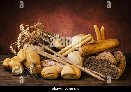 Still Life, un large assortiment de pains de différents types et formes sur la table en bois rustique Banque D'Images