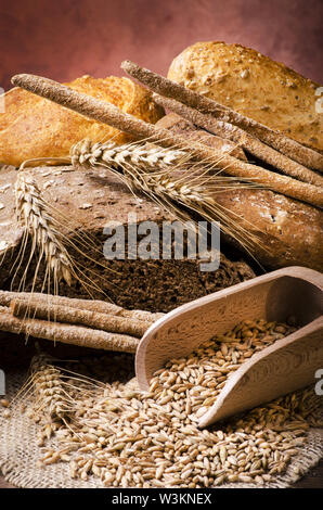 Still Life, un large assortiment de pains de différents types et formes sur la table en bois rustique Banque D'Images