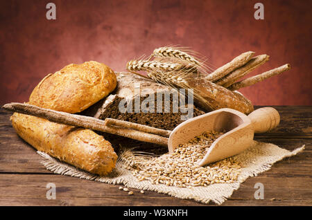 Still Life, un large assortiment de pains de différents types et formes sur la table en bois rustique Banque D'Images