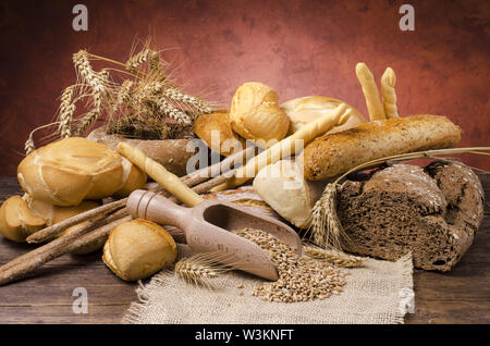 Still Life, un large assortiment de pains de différents types et formes sur la table en bois rustique Banque D'Images