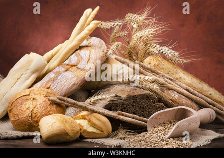 Still Life, un large assortiment de pains de différents types et formes sur la table en bois rustique Banque D'Images