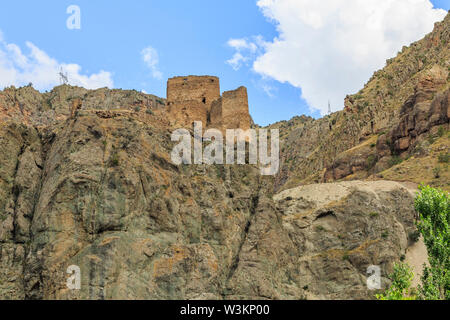 Enguzek kapi château en haute montagne Uzundere, à Erzurum, Turquie Banque D'Images