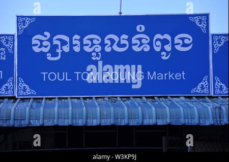 Toul Tom Poung bilingue signe du marché, également connu sous le nom de Marché Russe, Phnom Penh, Cambodge. crédit : Kraig Lieb Banque D'Images